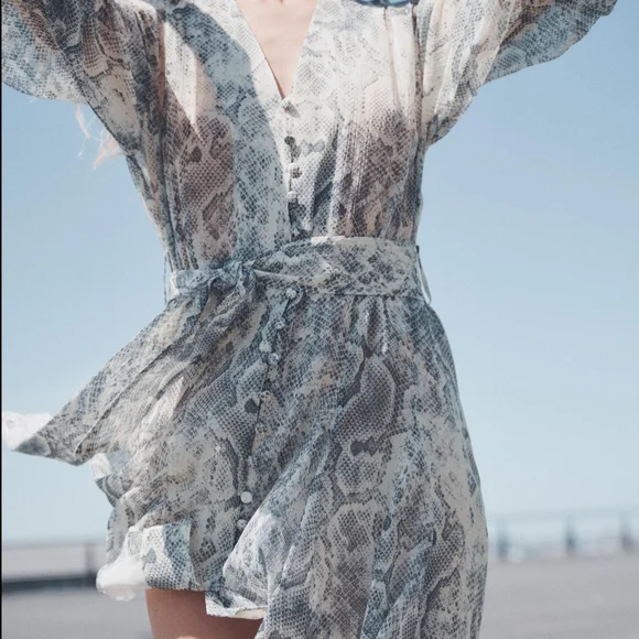 Elegant Gray Snake Print Robe - Picture 2 of 3